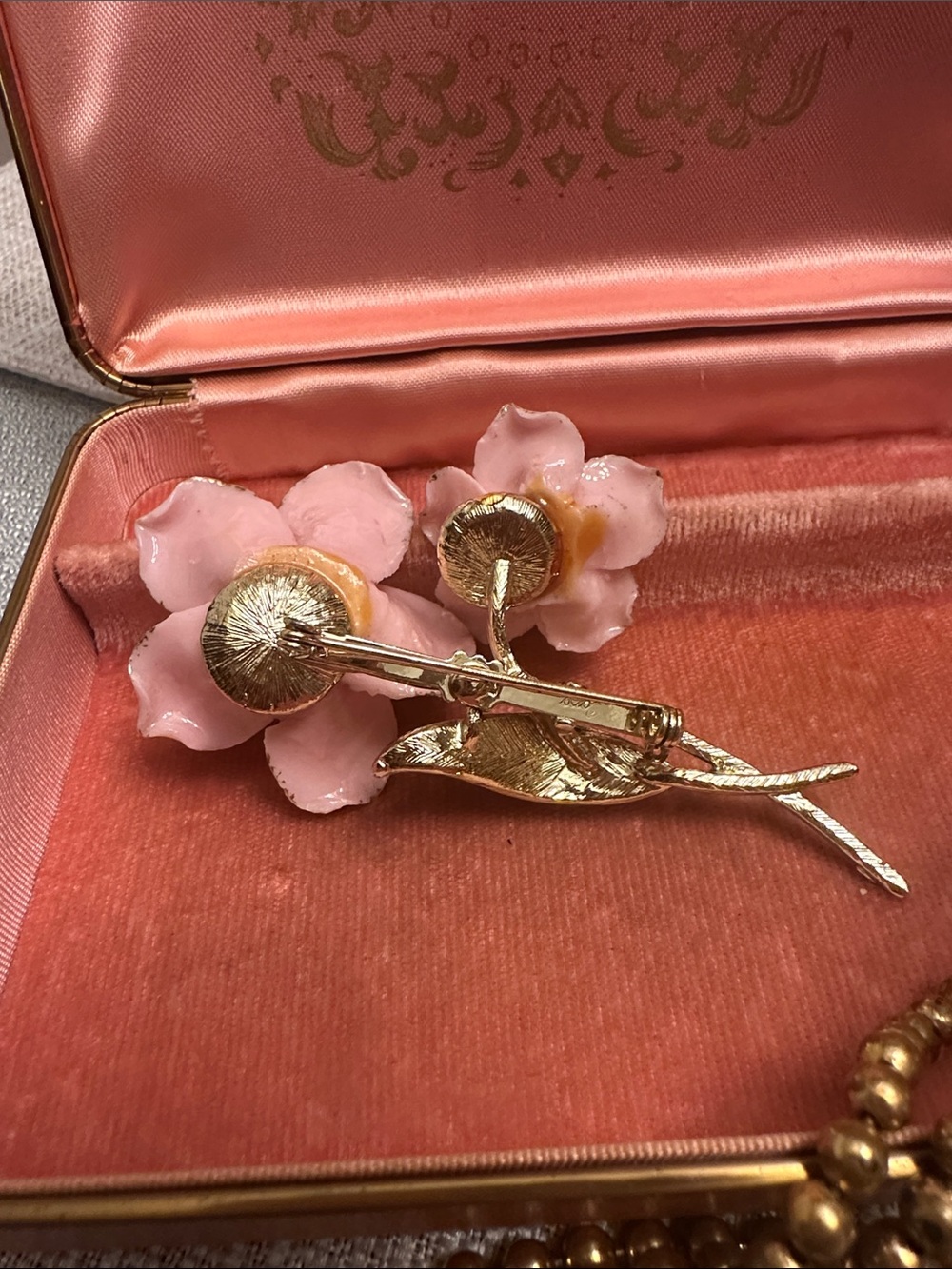 💐1950s CORO Vintage Mid Century Pink Gold Dusted Porcelain Rose Statement Brooch - Picture 3 of 6